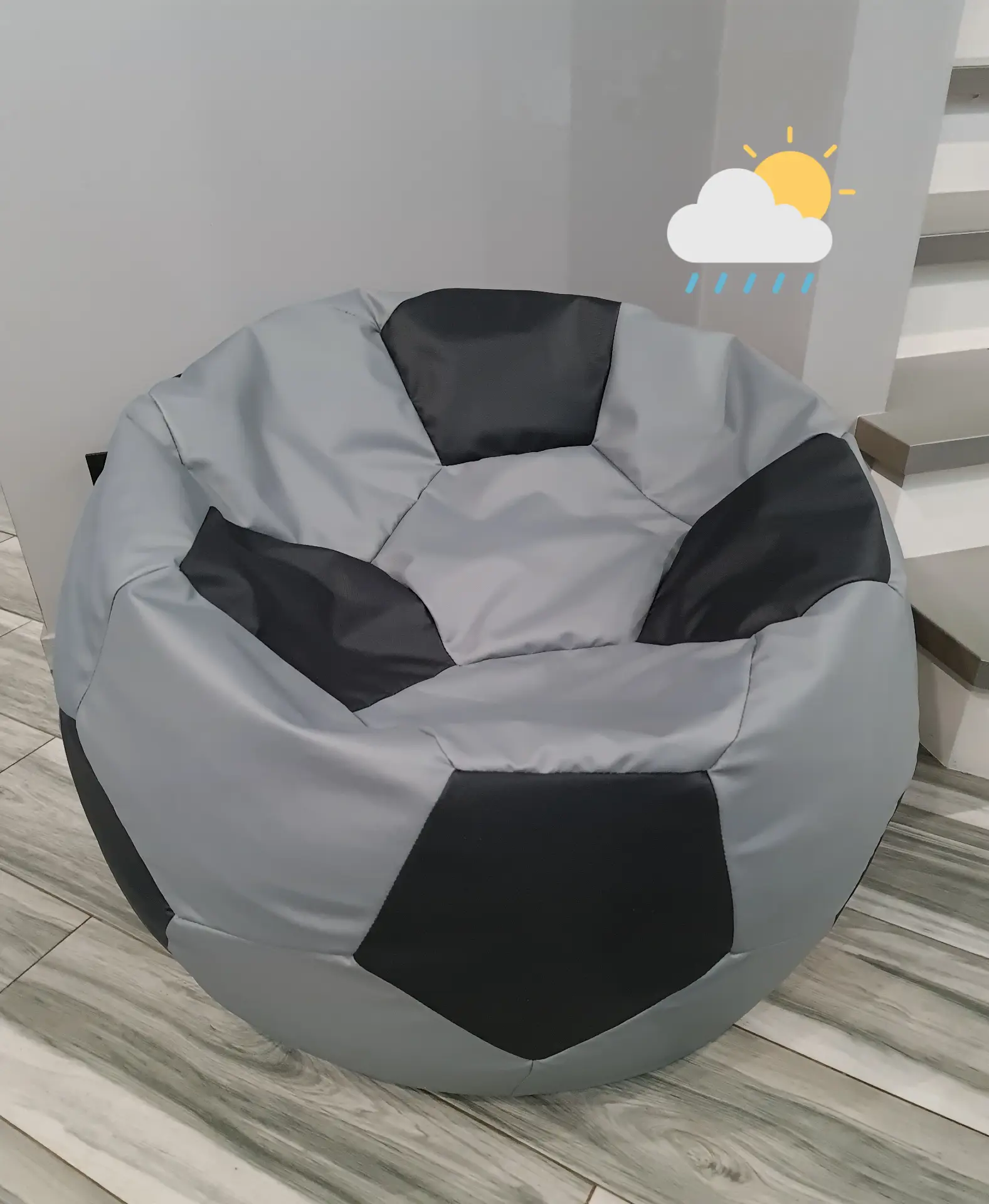 Sėdmaišis futbolo kamuolys lauko